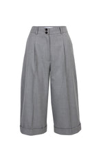 Load image into Gallery viewer, Cropped front pleat Pants
