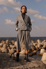 Load image into Gallery viewer, Cropped front pleat Pants
